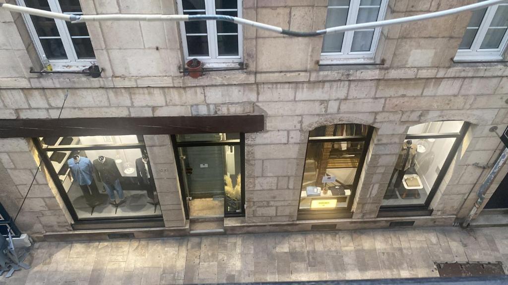 une vue de tête d'un bâtiment avec des fenêtres en verre dans l'établissement Le jade Appartement T1 centre historique, à Dijon