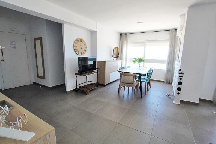 TV a/nebo společenská místnost v ubytování Apartamento Primera Línea Playa Centro de Guardamar