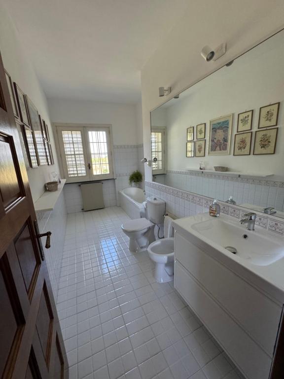 A bathroom at Casa a mare