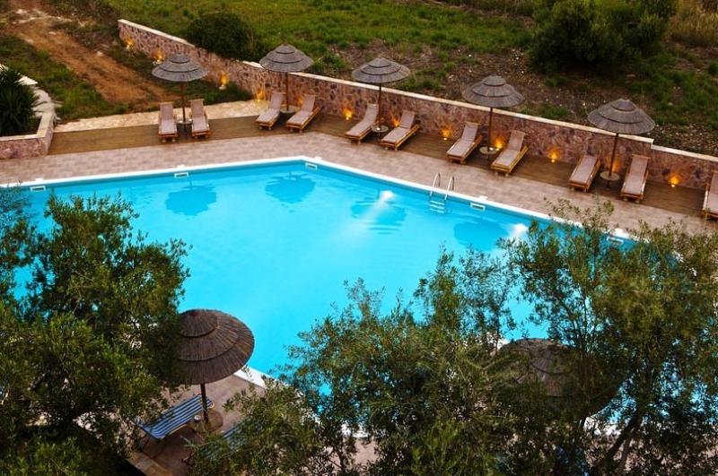 Bazén v ubytování Lassi Hotel nebo v jeho okolí