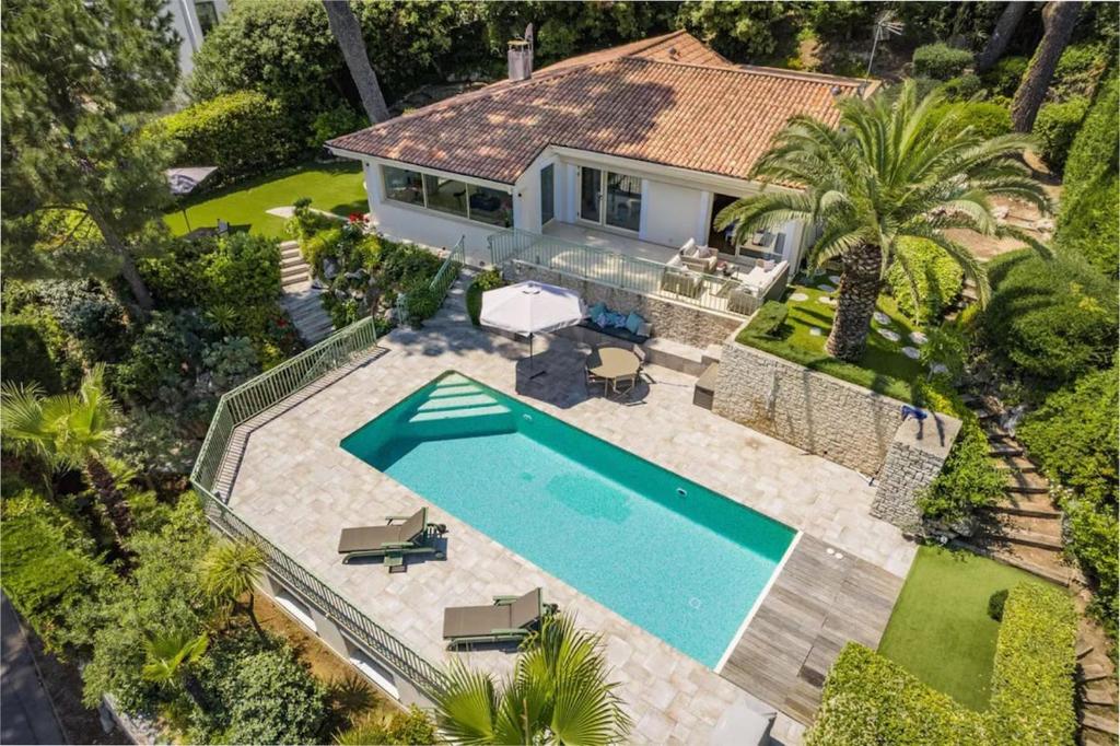 une vue aérienne d'une maison avec piscine dans l'établissement Sublime villa with sea view in Cap d'Antibes, 500 m from the beach, à Antibes
