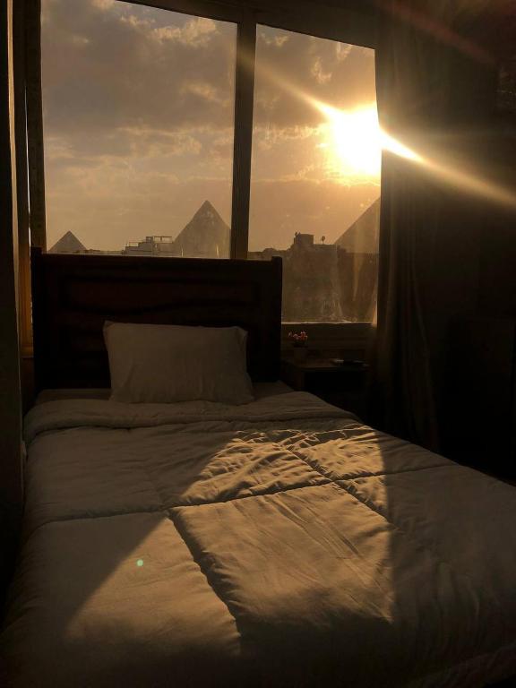 Postel nebo postele na pokoji v ubytování Najm Pyramids iNN