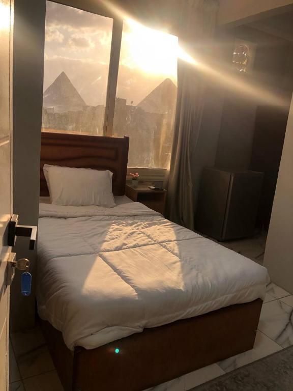 Postel nebo postele na pokoji v ubytování Najm Pyramids iNN