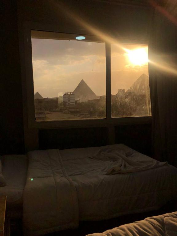 Postel nebo postele na pokoji v ubytování Najm Pyramids iNN