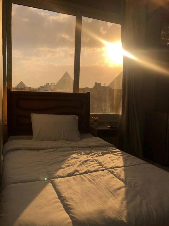 Postel nebo postele na pokoji v ubytování Najm Pyramids iNN