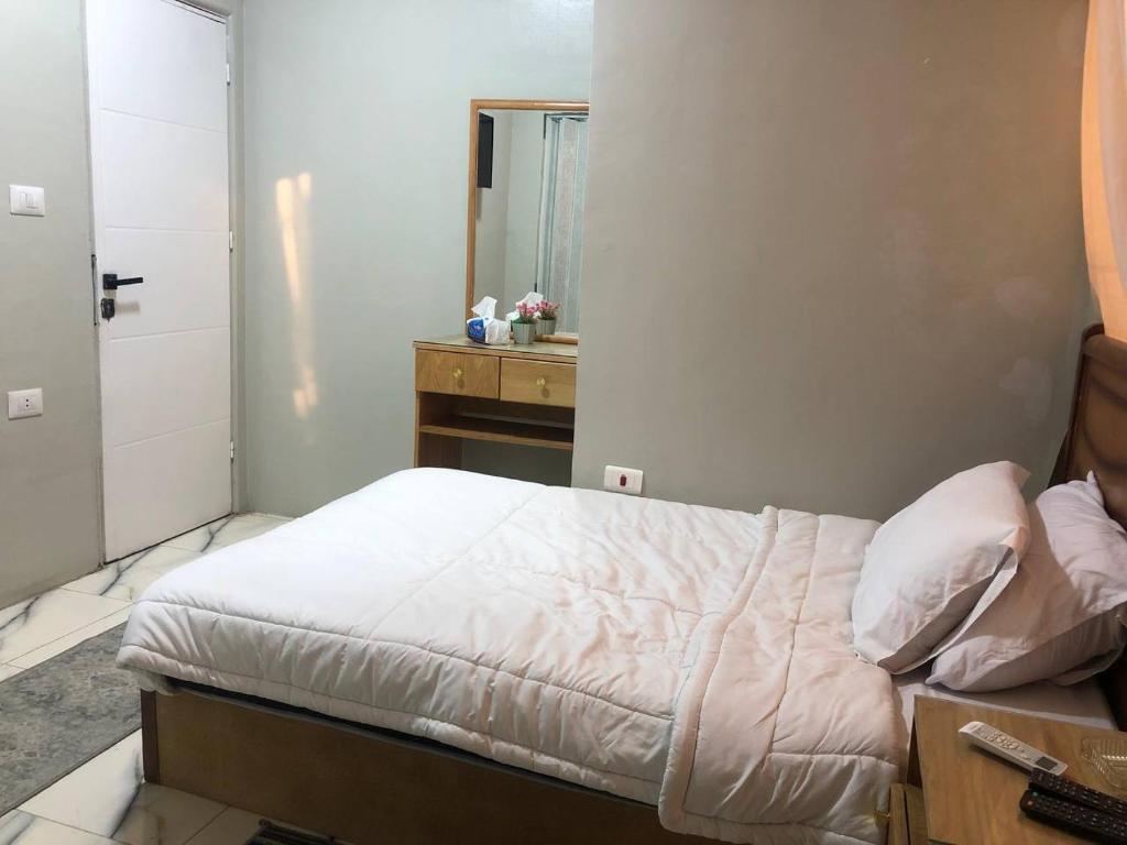 Postel nebo postele na pokoji v ubytování Najm Pyramids iNN