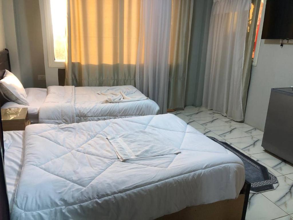 Postel nebo postele na pokoji v ubytování Najm Pyramids iNN