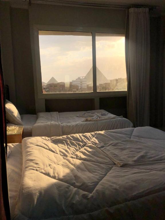Postel nebo postele na pokoji v ubytování Najm Pyramids iNN