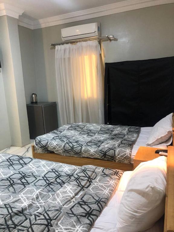 Postel nebo postele na pokoji v ubytování Najm Pyramids iNN