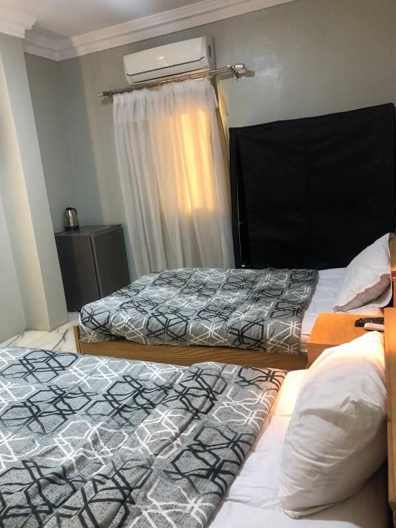 Postel nebo postele na pokoji v ubytování Najm Pyramids iNN
