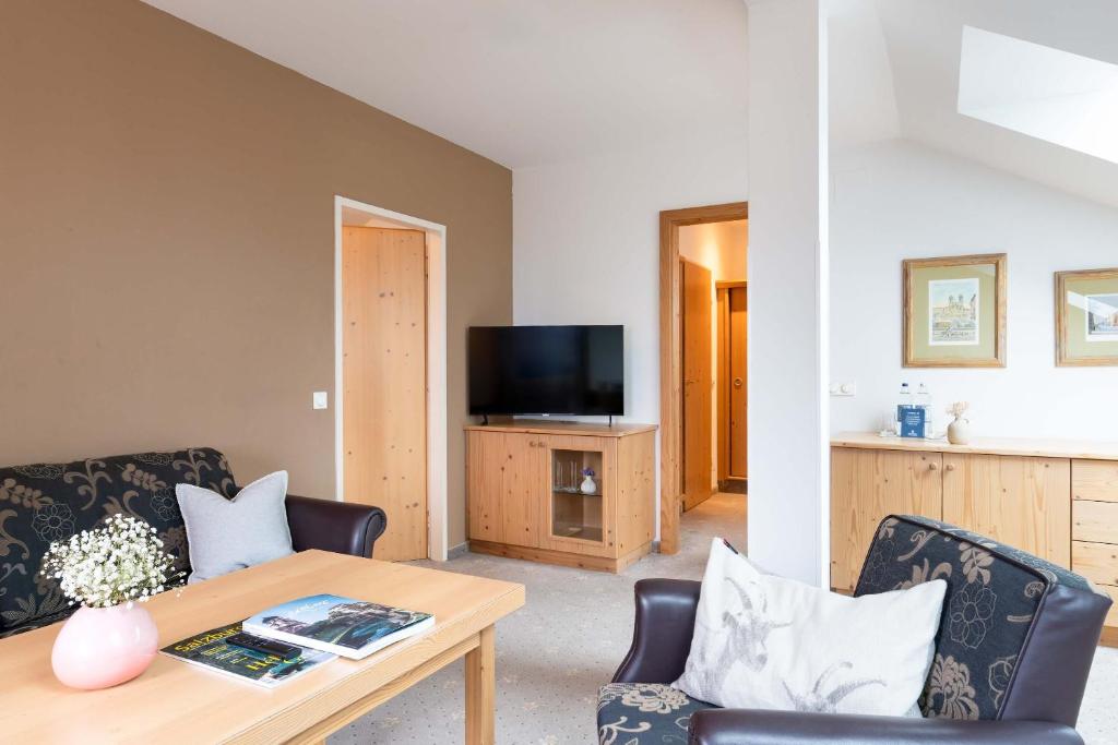 Televízia a/alebo spoločenská miestnosť v ubytovaní Romantikhotel Die Gersberg Alm