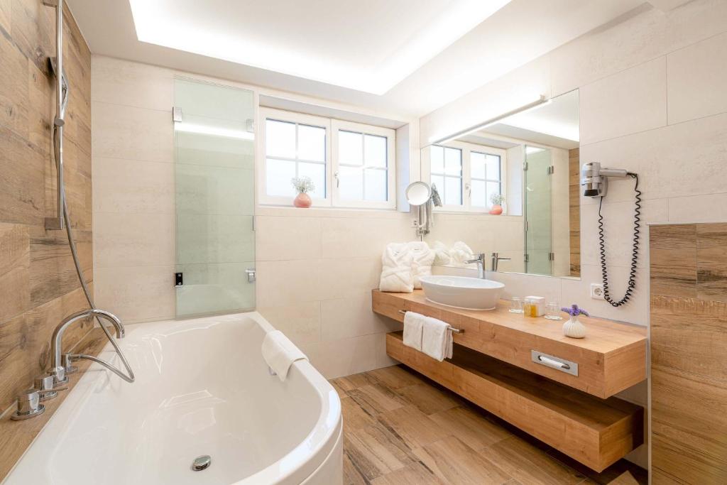 Romantik Hotel Die Gersberg Alm mit Panoramablick auf Salzburg - 11