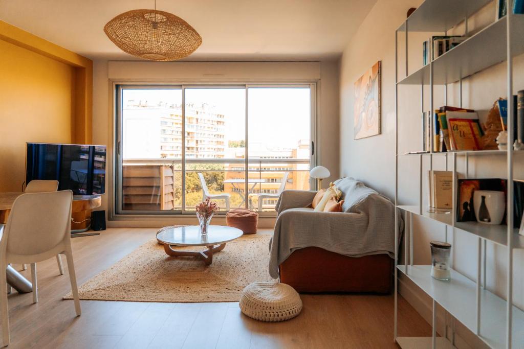 un salon avec un chien allongé sur une chaise dans l'établissement Ô Bellevue -T3 Standing - Centre ville - Climatisation, à Toulouse