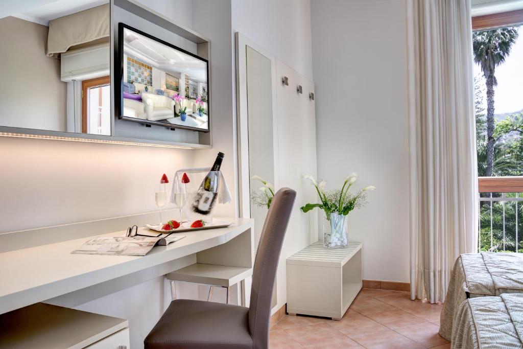 TV a/nebo společenská místnost v ubytování Hotel Caravel