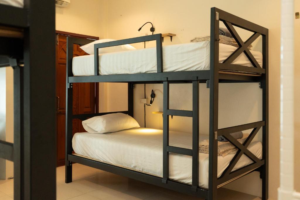 Postel nebo postele na pokoji v ubytování TIDE & TRIBE HOSTEL Phangan