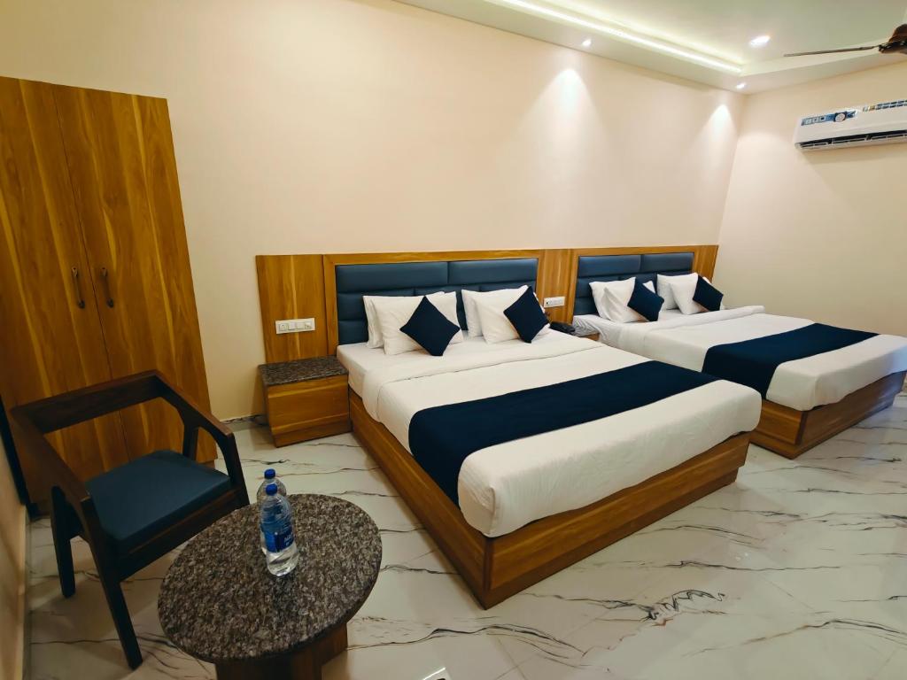 Postel nebo postele na pokoji v ubytování Hotel New Pratap
