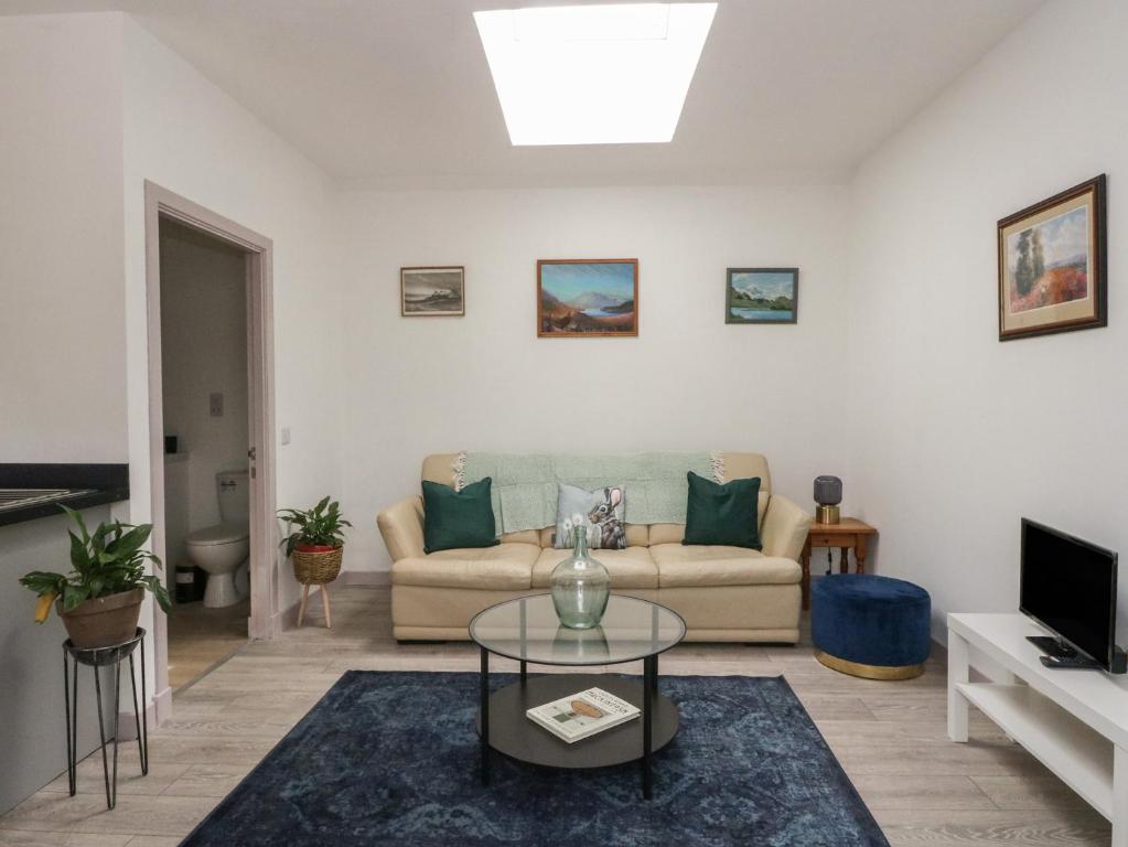 un salon avec un canapé et une table dans l'établissement Bathach Mor, à Oban