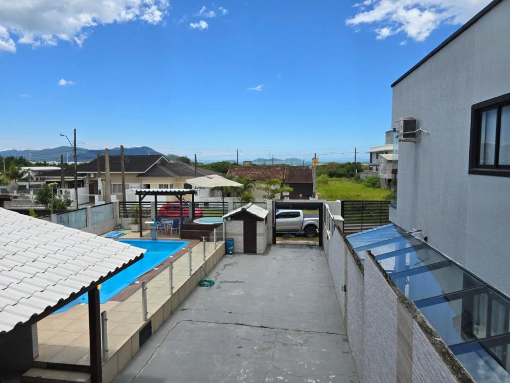 una piscina en la azotea de un edificio en Casa na Enseada da Pinheira, en Palhoça