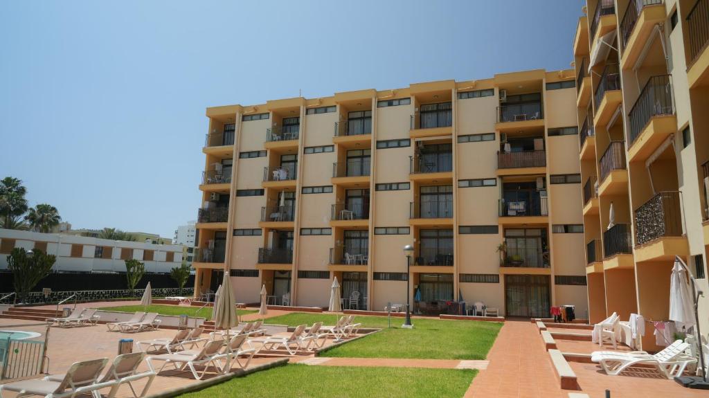 サン・バルトロメにあるLos Cactus Canary Home Rentの椅子と中庭のあるアパート