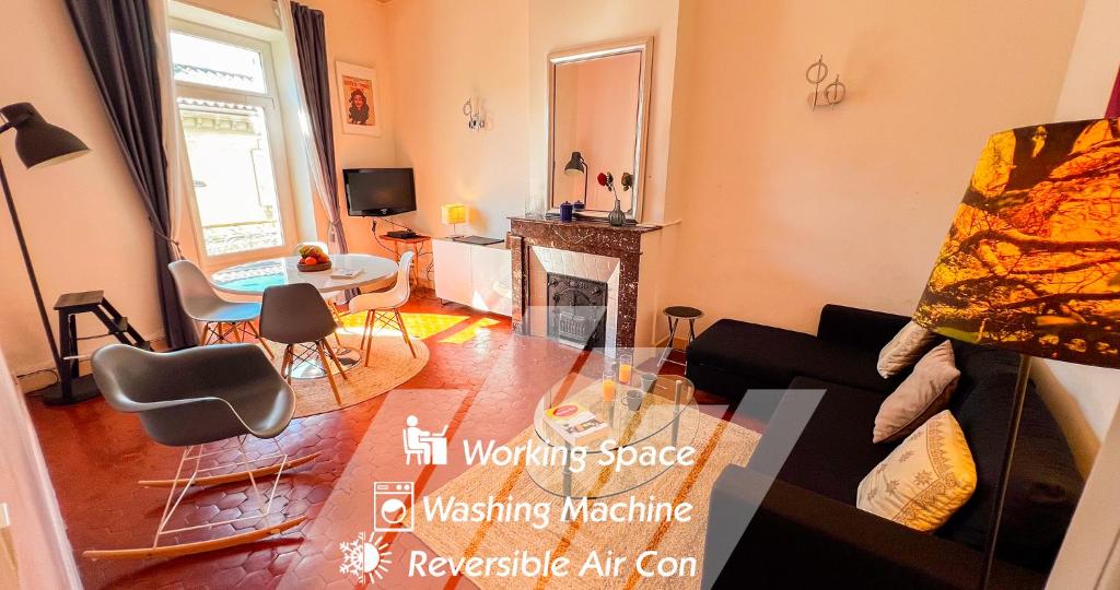 un salon avec un canapé et une cheminée dans l'établissement AC - Hypercenter - Quiet with a view!, à Avignon