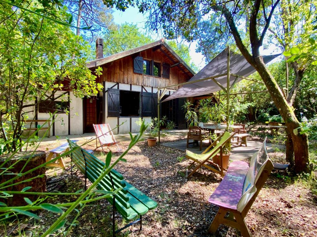 un groupe de chaises devant une maison dans l'établissement Maison de vacances de famille sous les pins, à Gujan-Mestras