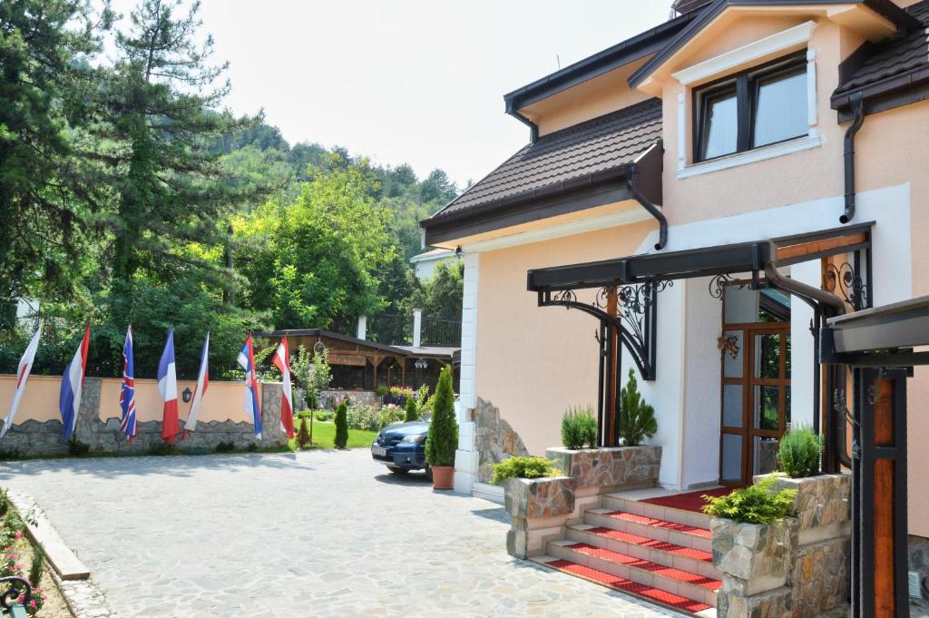 斯科普里的住宿－Villa Vodno，前面有旗帜的房子