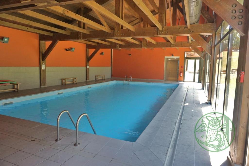 une grande piscine dans un immeuble dans l'établissement Evasion à la montagne, à Saillagouse