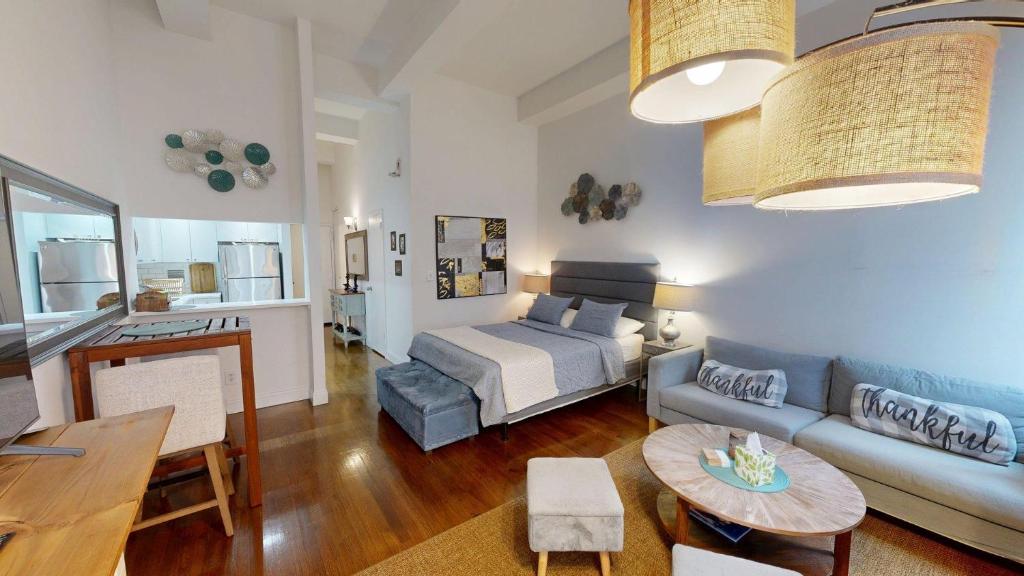 un salon avec un lit et un canapé dans l'établissement Nomad stylish studio in NYC, à New York