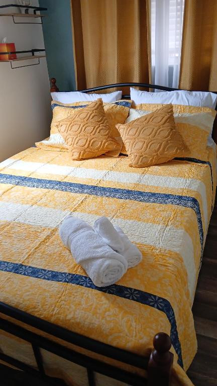 - un lit avec 2 serviettes assises au-dessus dans l'établissement Cypress Suites, à Goodwill