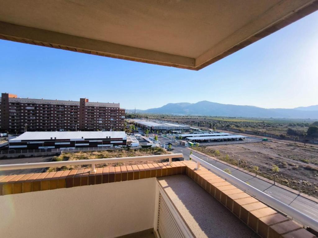 ein Blick vom Balkon eines Gebäudes in der Unterkunft Apartamento con terraza, piscina y vistas en Oropesa del Mar Edificio Torremar in El Borseral