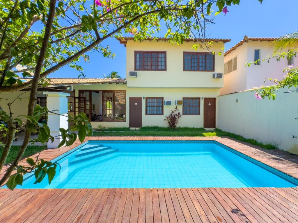 Pousada vila Riveira في بوزيوس: فيلا بمسبح امام بيت