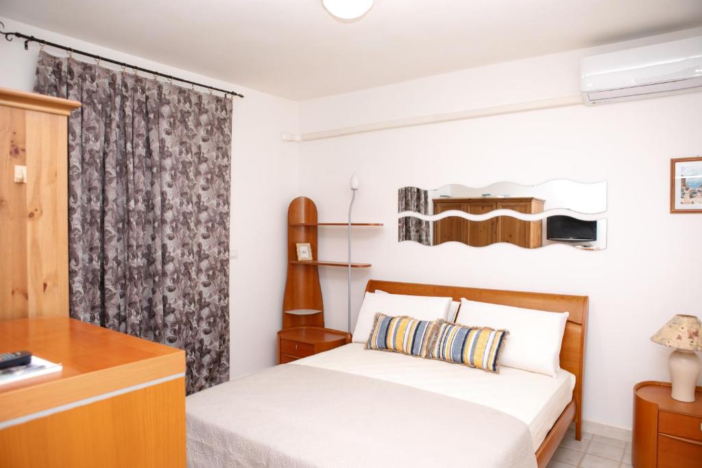 a bedroom with a bed and a dresser at Appartamento Stefano in Scalea
