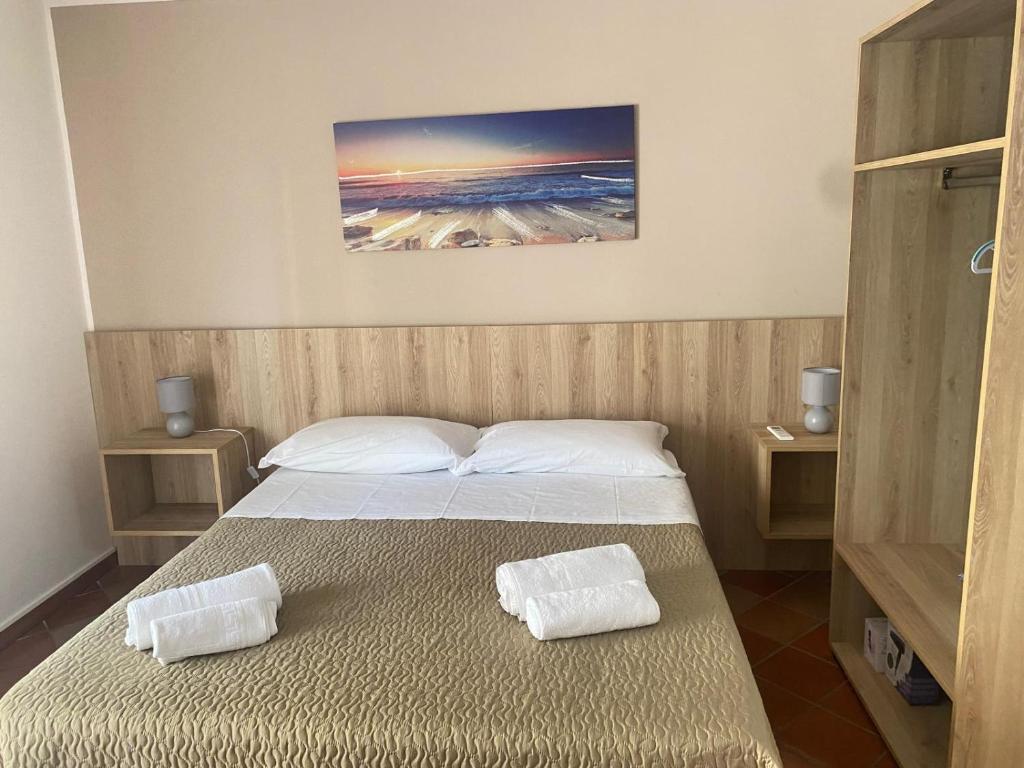 Un pat sau paturi într-o cameră la Ermes House
