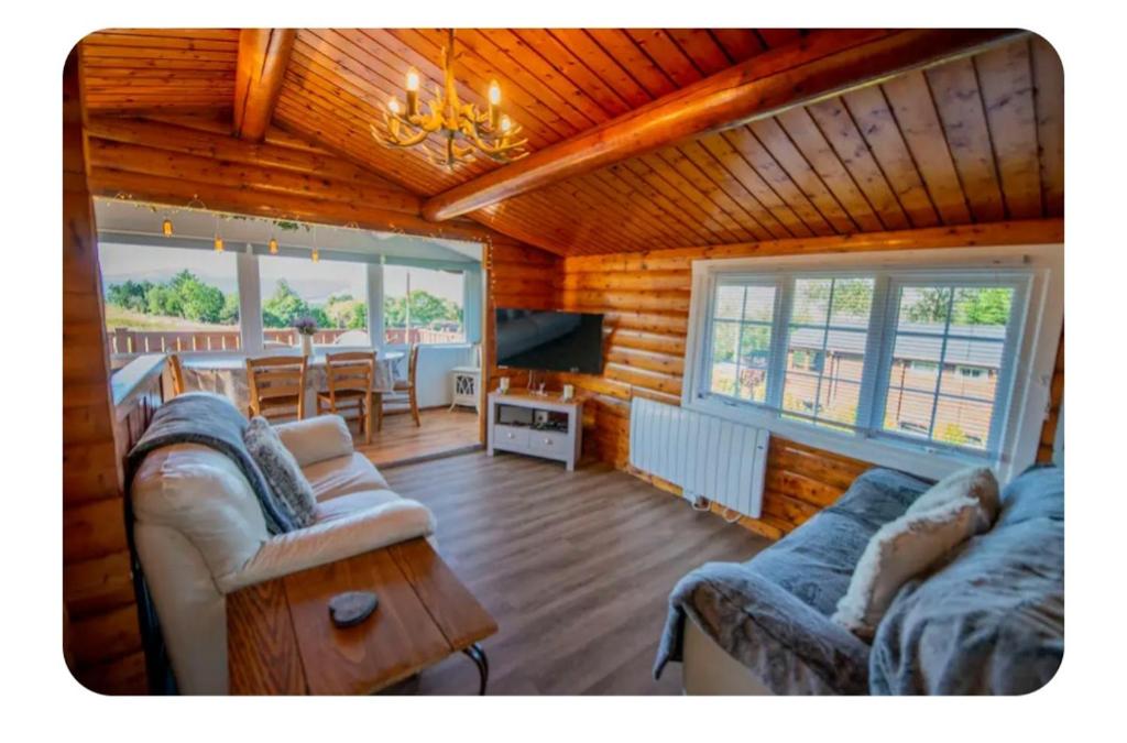 Posezení v ubytování Snowdonia Escapes# Scenic Log Cabin with Views, WIFI & 2 Double bedrooms