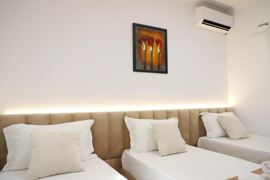 Postel nebo postele na pokoji v ubytování Downtown Apartment
