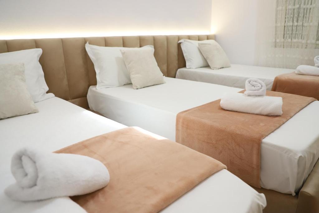 Postel nebo postele na pokoji v ubytování Downtown Apartment