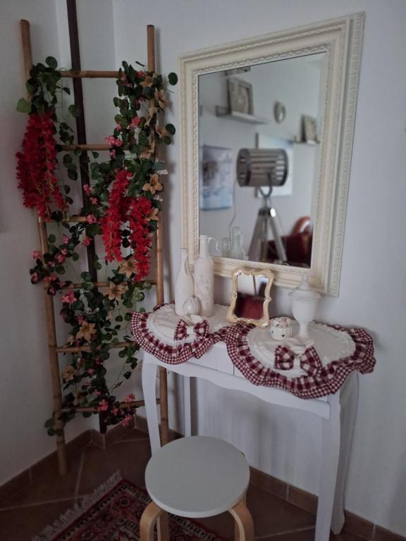 une coiffeuse dans une chambre avec un miroir dans l'établissement Casa Giulia, à Monopoli