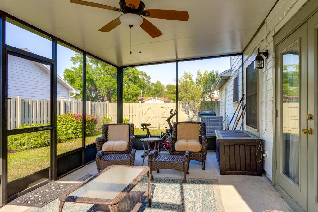 Balkón nebo terasa v ubytování 10 Mi to Universal Orlando Home with Screened Porch