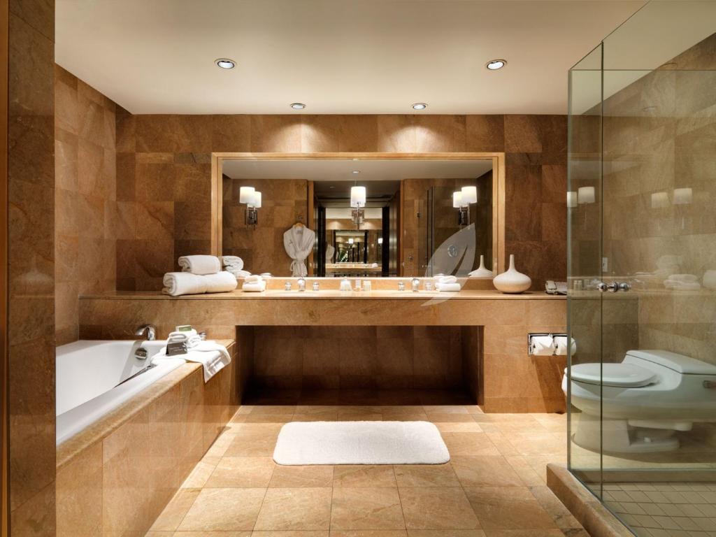 ビクトリアにあるイン アット ローレル ポイントの浴槽、洗面台、トイレを備えたバスルーム