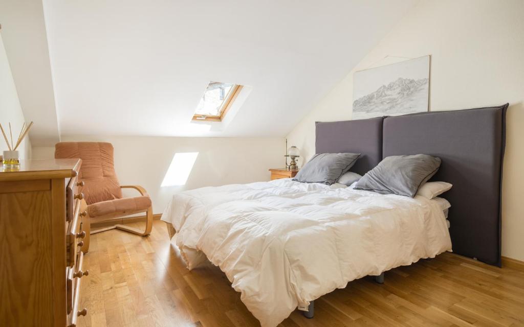 A bed or beds in a room at Ático A Residencial Caldares El Pueyo
