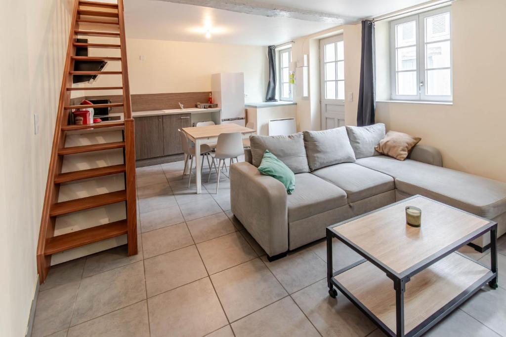a living room with a couch and a table at Appartement F2 centre ville in Auxerre