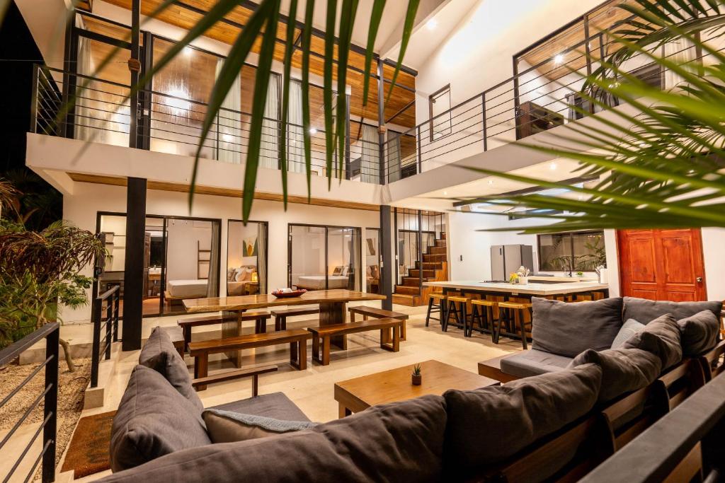 Un lugar para sentarse en 7BR Villa with Pool, Cold Plunge, and Prime Location