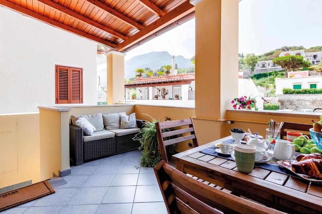 イスキアにあるPetite Casa Caterinaのパティオ(テーブル、ソファ付)