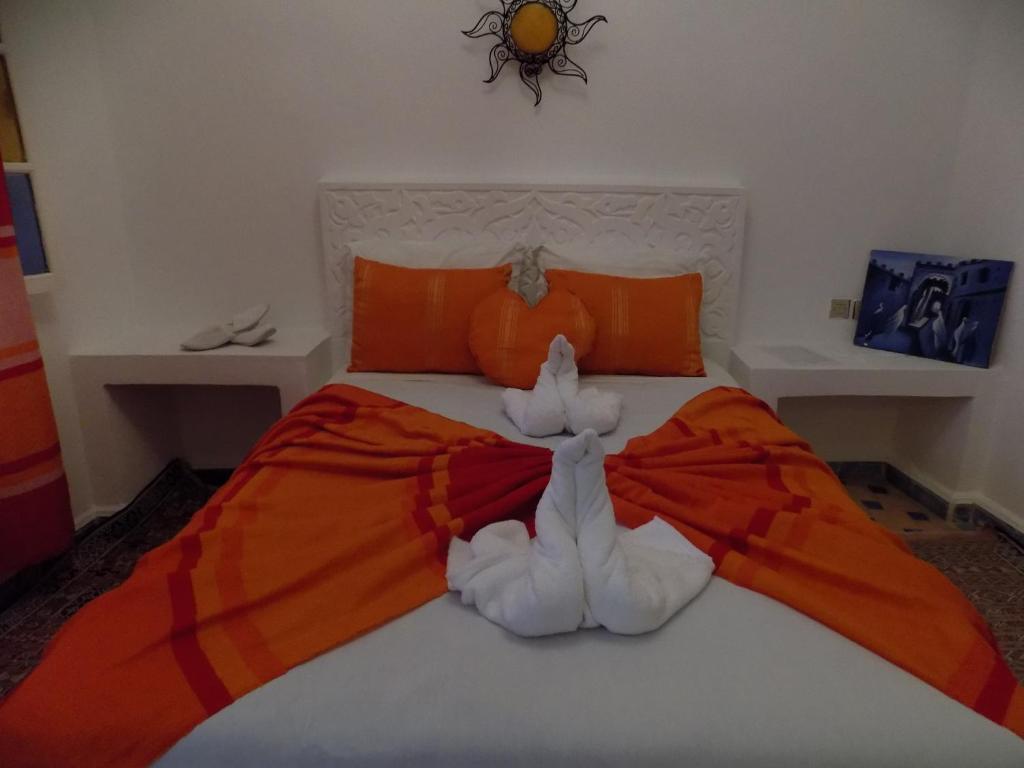 Vuode tai vuoteita majoituspaikassa Hôtel Riad Gnaoua