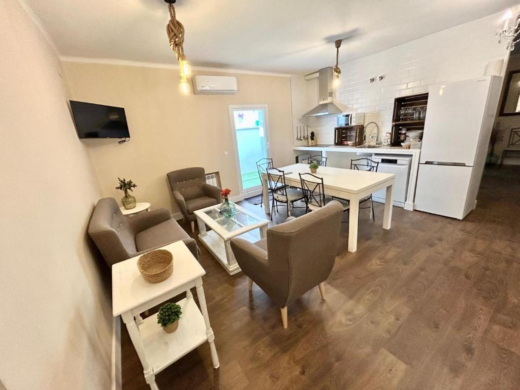 Una cocina y una sala de estar con mesa y sillas. en el piso del patio chico, en Ávila