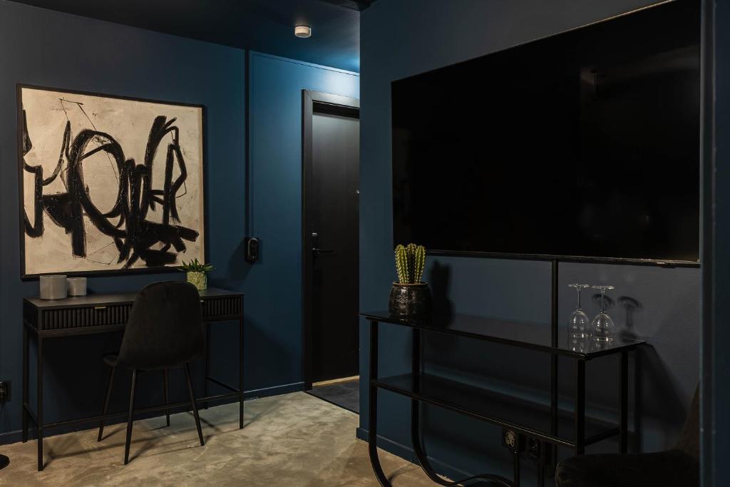 TV a/nebo společenská místnost v ubytování Villa Gutebagge Hotell
