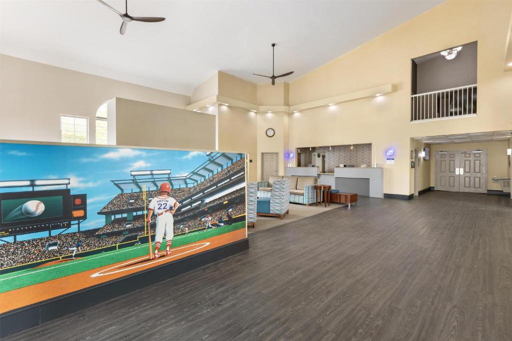 TV a/nebo společenská místnost v ubytování Best Western Cooperstown