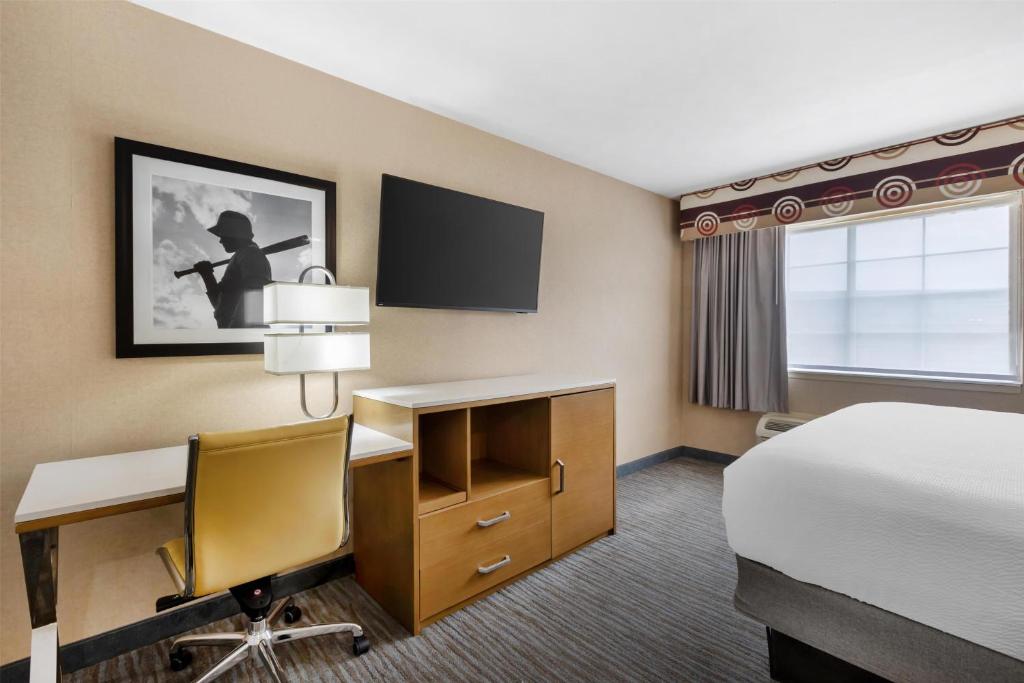 Postel nebo postele na pokoji v ubytování Best Western Cooperstown