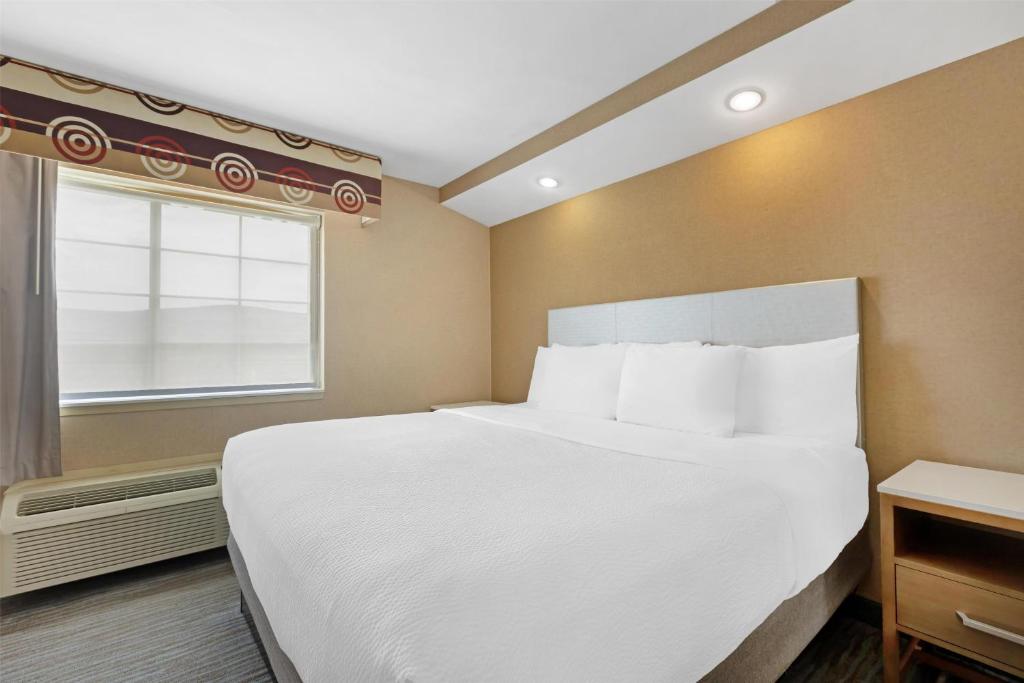 Postel nebo postele na pokoji v ubytování Best Western Cooperstown