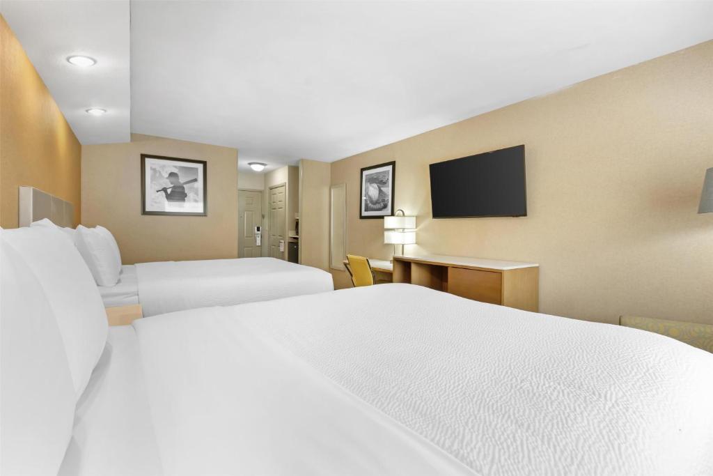 Postel nebo postele na pokoji v ubytování Best Western Cooperstown